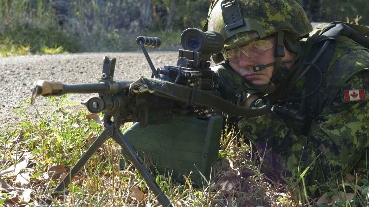 Canadian soldier holding a machine gun during a military exercise (file photo)